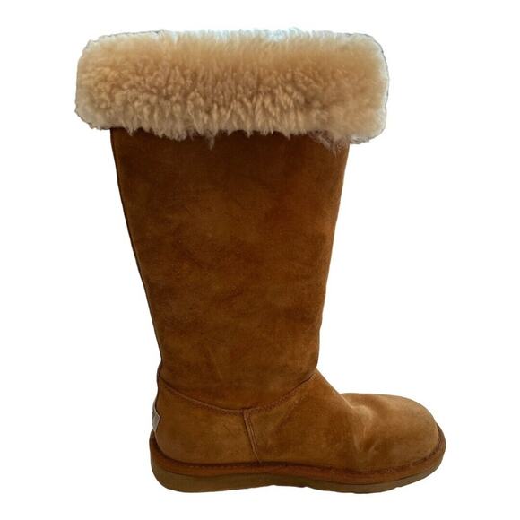 UGGS, size 6, EUC, side lacing, leather and shearling. Metal nameplate on back. - Picture 4 of 11